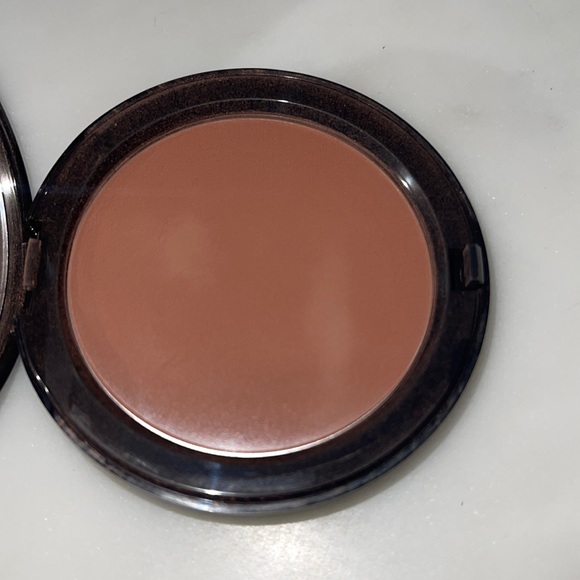 Bronzing Powder Dark - Picture 3 of 4